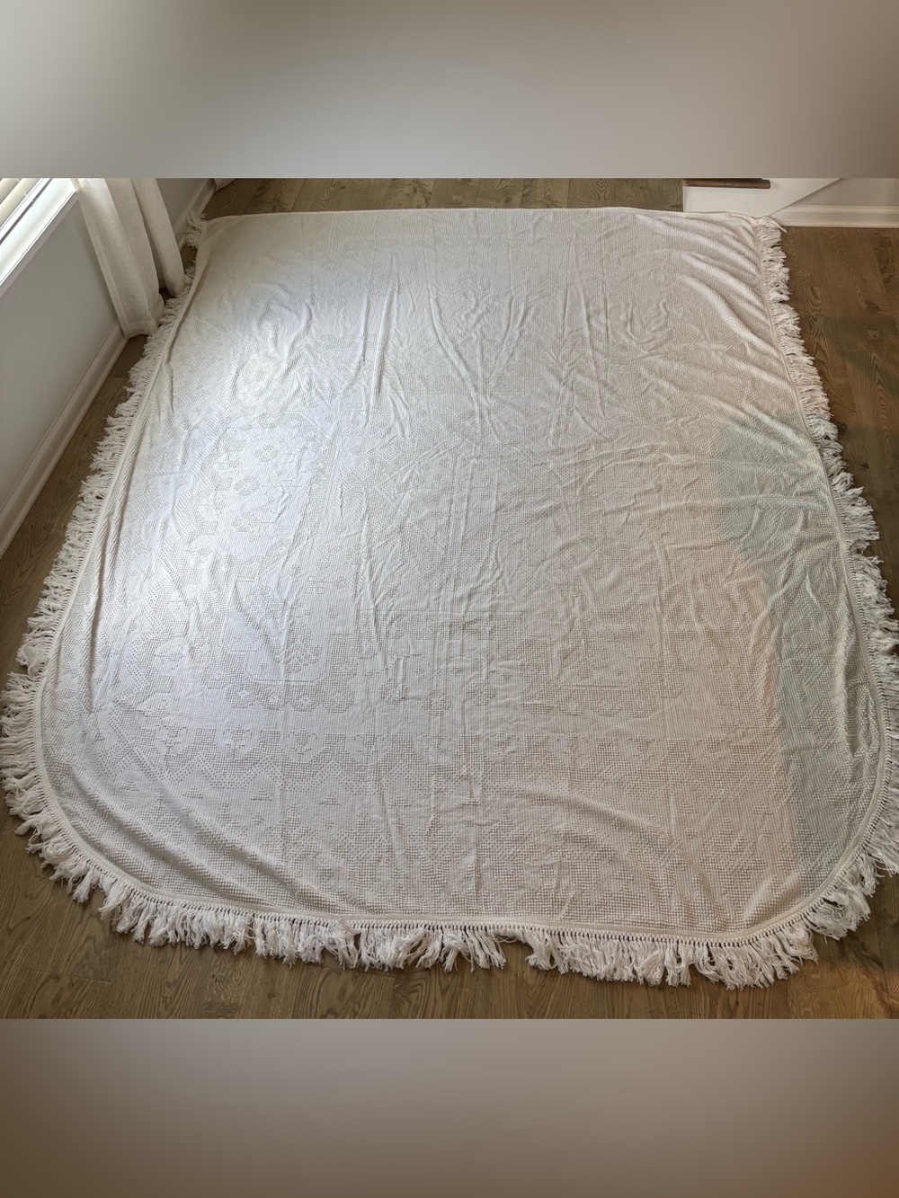 Vintage Bates white chenille hobnail bedspread knotted fringe flowers Double